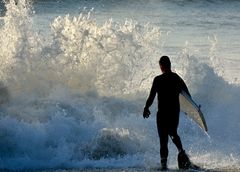 Surfeur au bord de l'eau