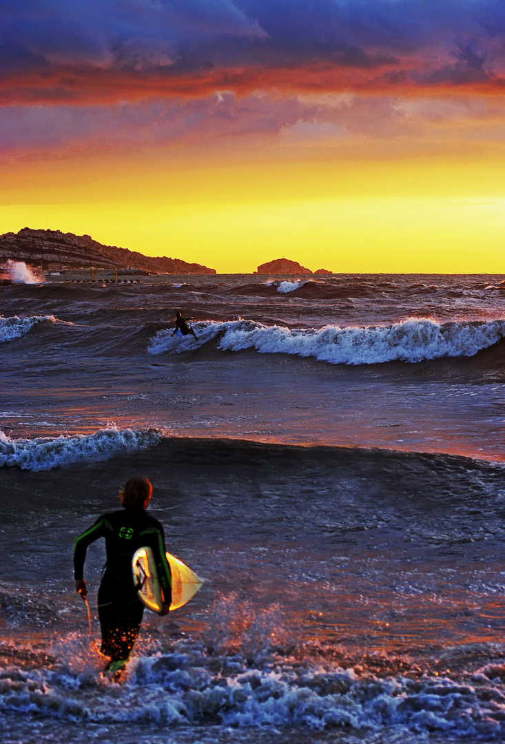 Surfeur au crépuscule