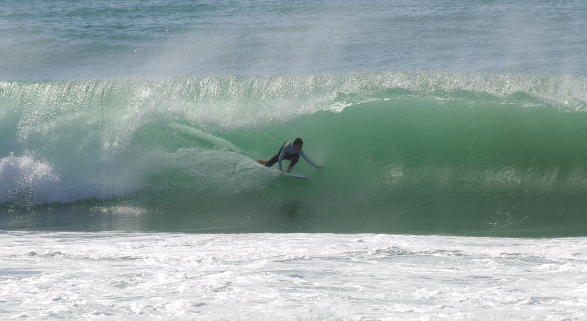 Surfeur dompte une vague