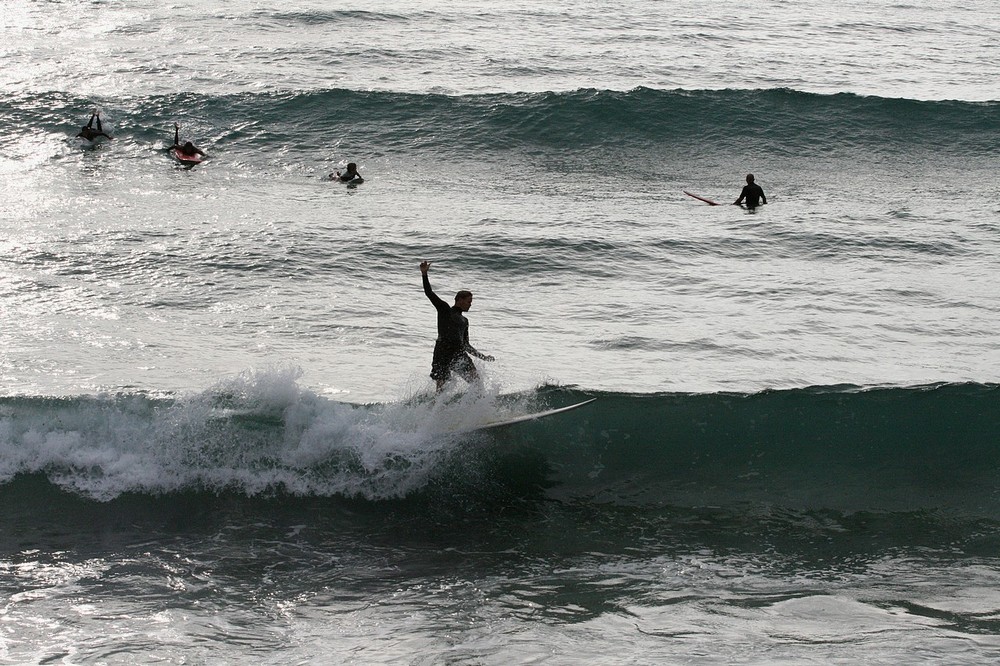 Surfeurs à Biarritz en début de soirée