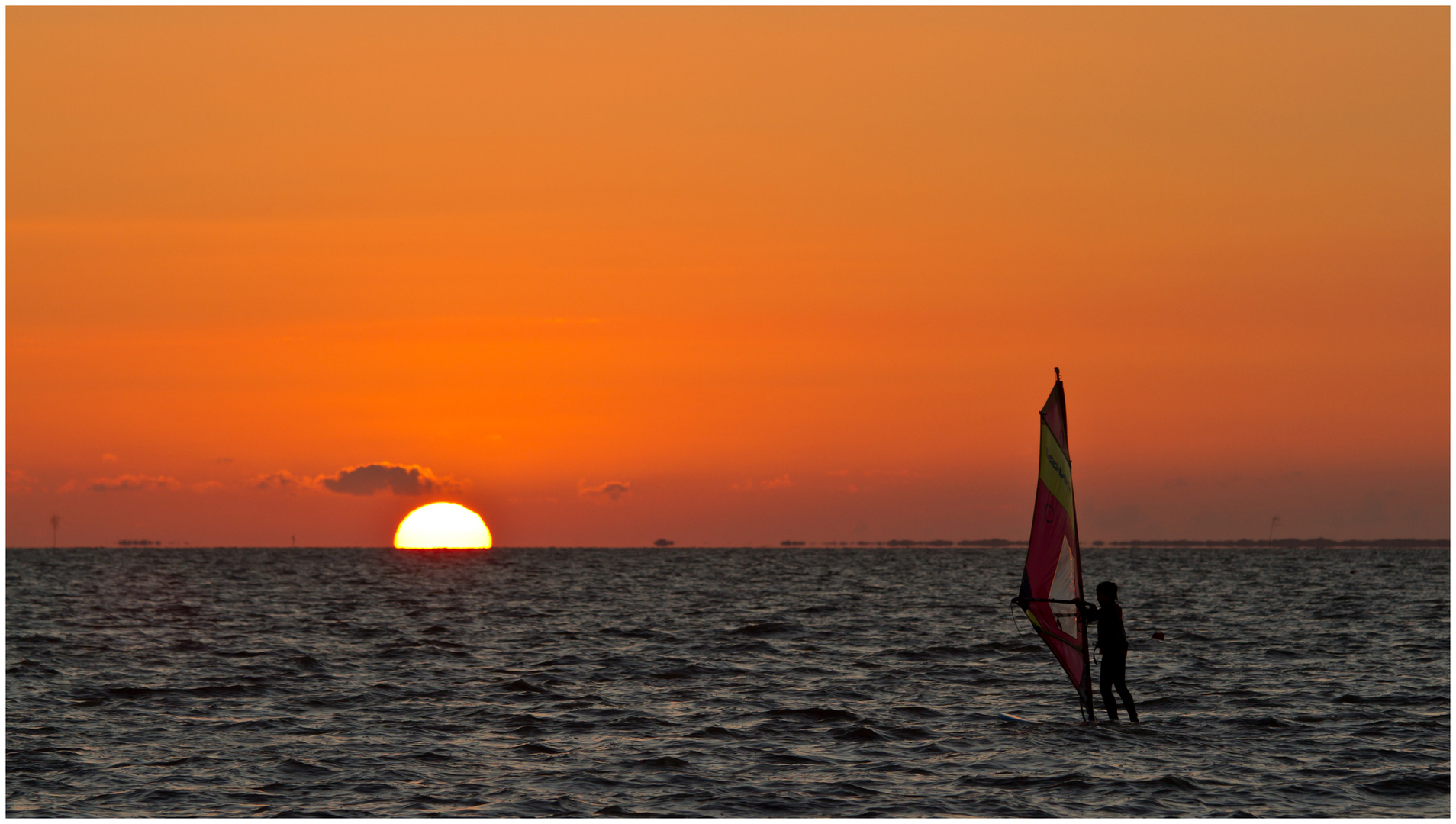 Surfing im Sonnenuntergang ll