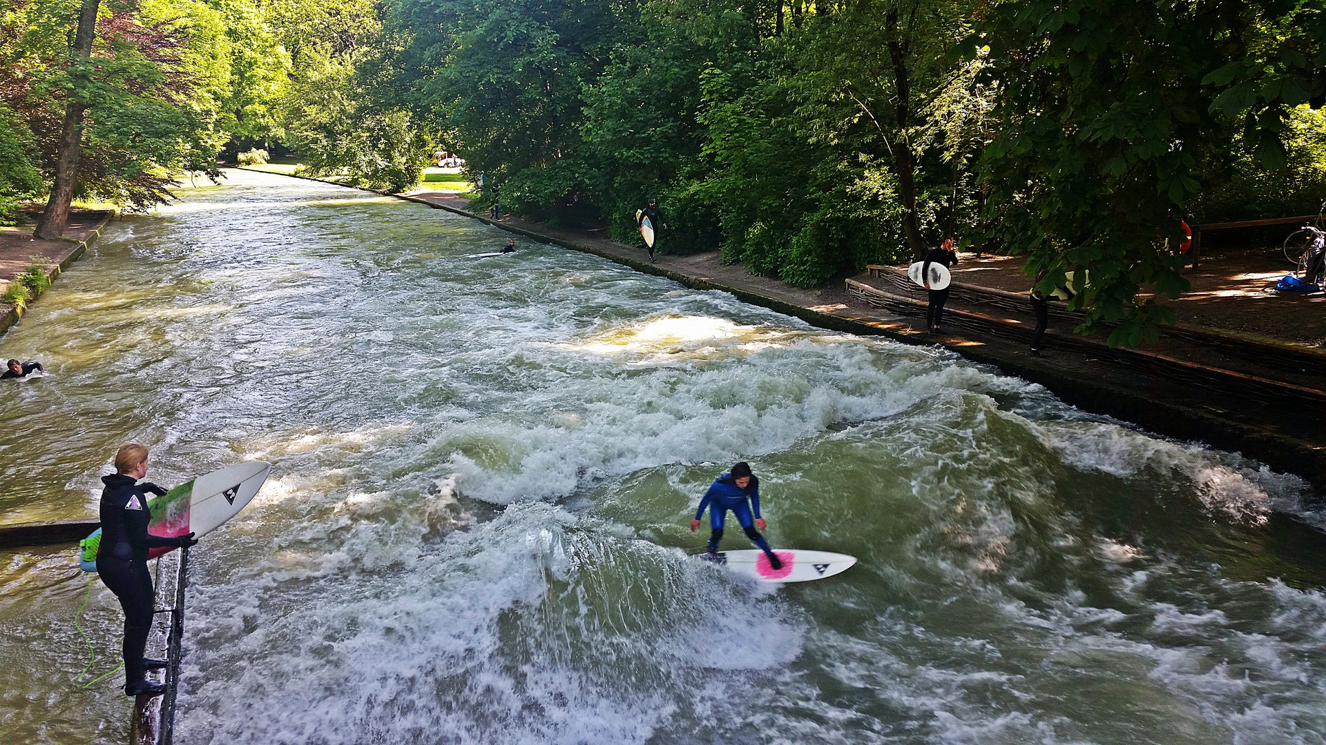 SURFING ON the ISAR river