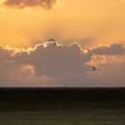 Surfskiter vor dem Abendhimmel