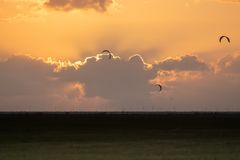 Surfskiter vor dem Abendhimmel