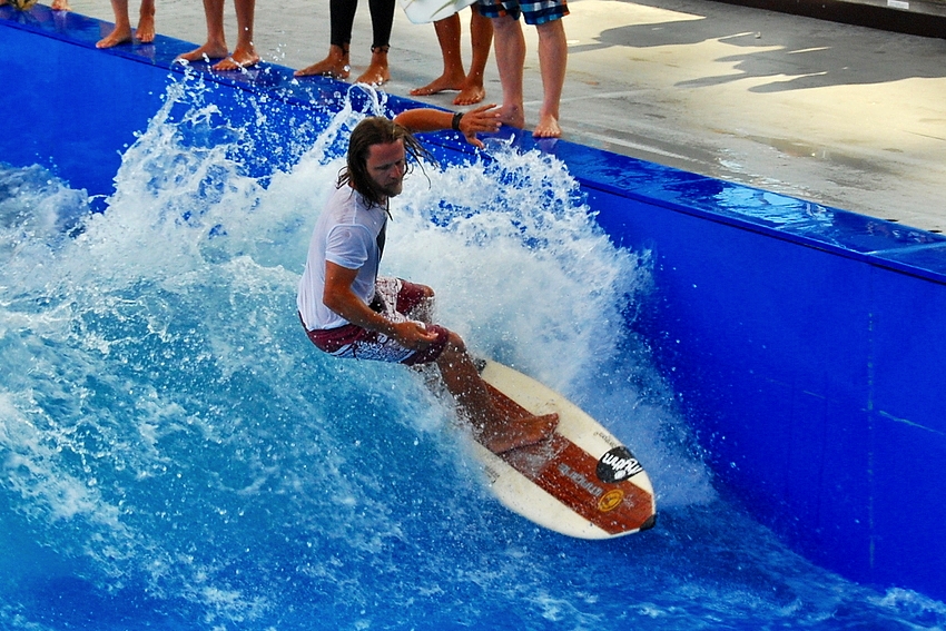 Surfwelle im Flughafen