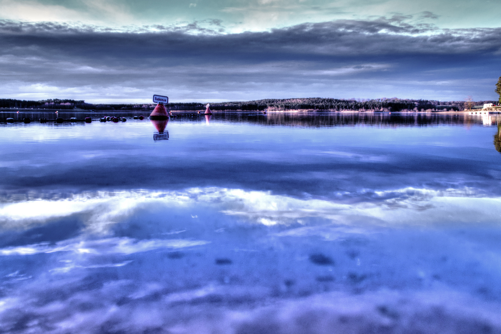 Surrealer Rothsee in Mittelfranken