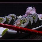 Sushi mit Kirschblüten