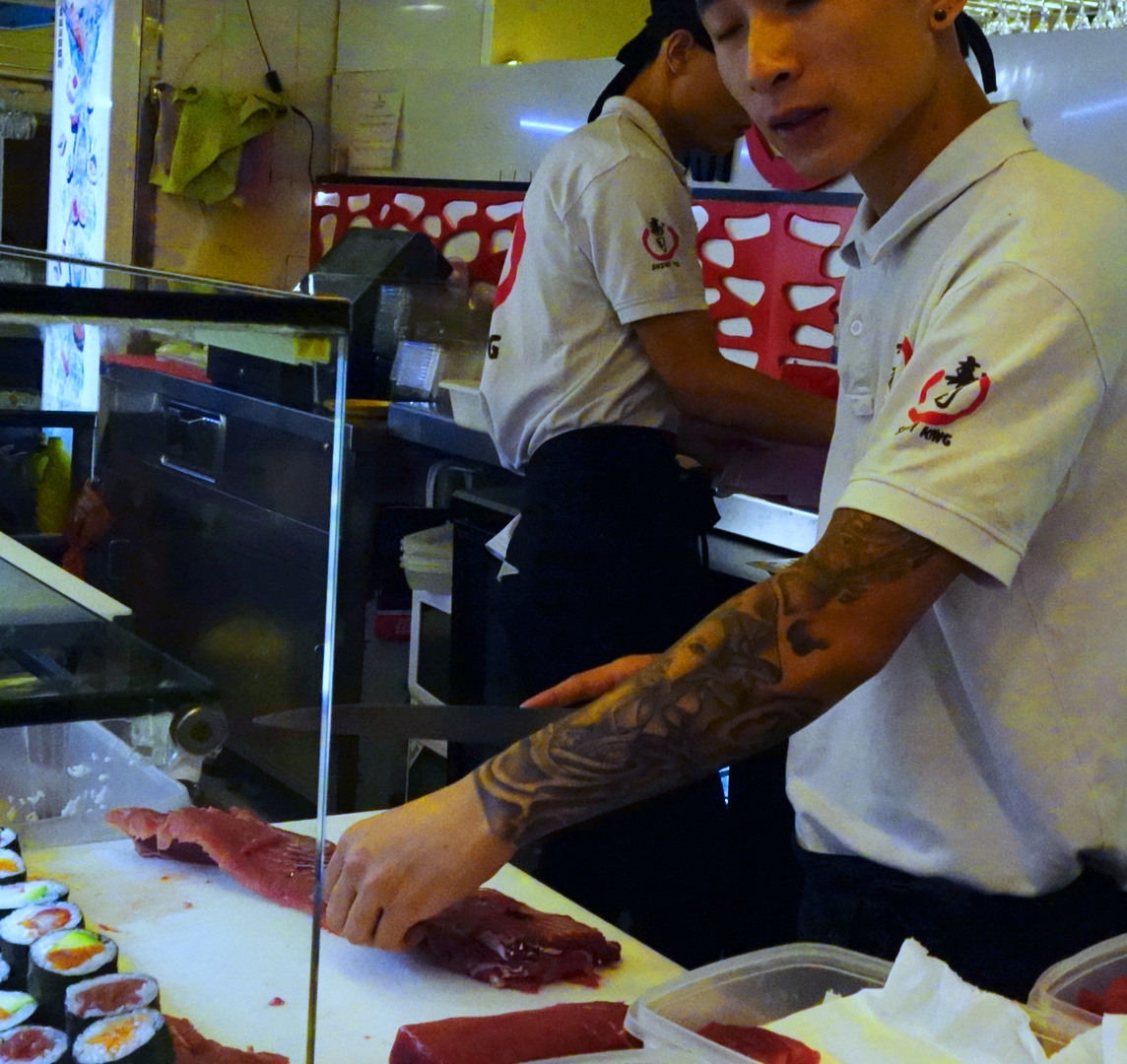 Sushimann am Fischstand in der Markthalle von Palma ...