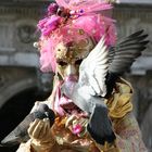 Susi avec les célèbres pigeons de la Place St marc à Venise