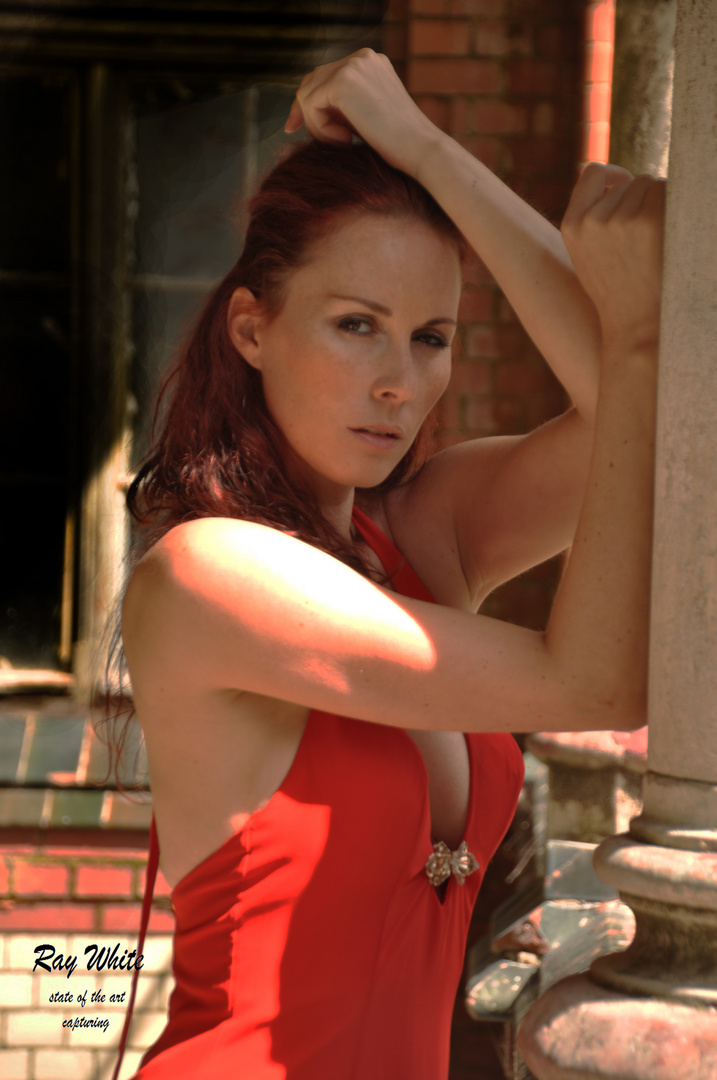 Susi Porträt im roten Kleid (Beelitz)