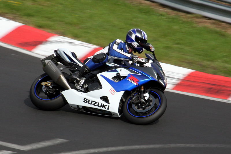 Susi ( SUZUKI ) in Schräglage auf dem Nürburgring.