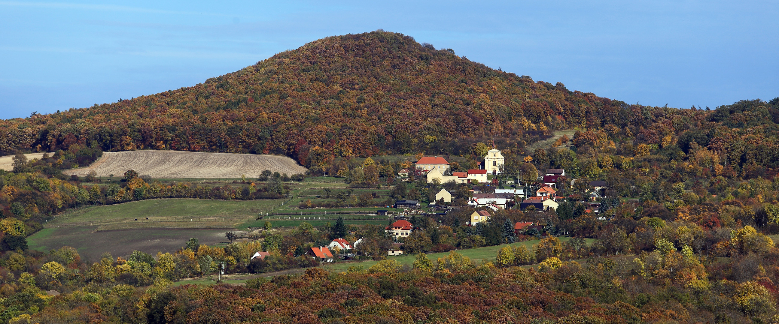 Sutomsky vrch im Goldenen Herbst Serie Nummer 6