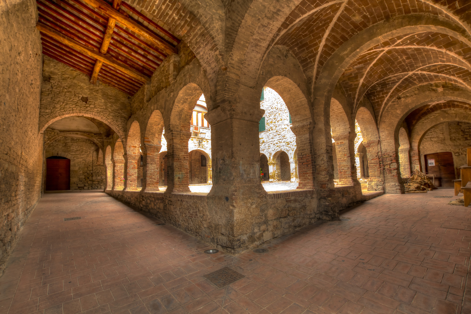 Suvereto, il chiostro del convento.