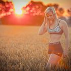 Svenja im Kornfeld bei Sonnenaufgang 