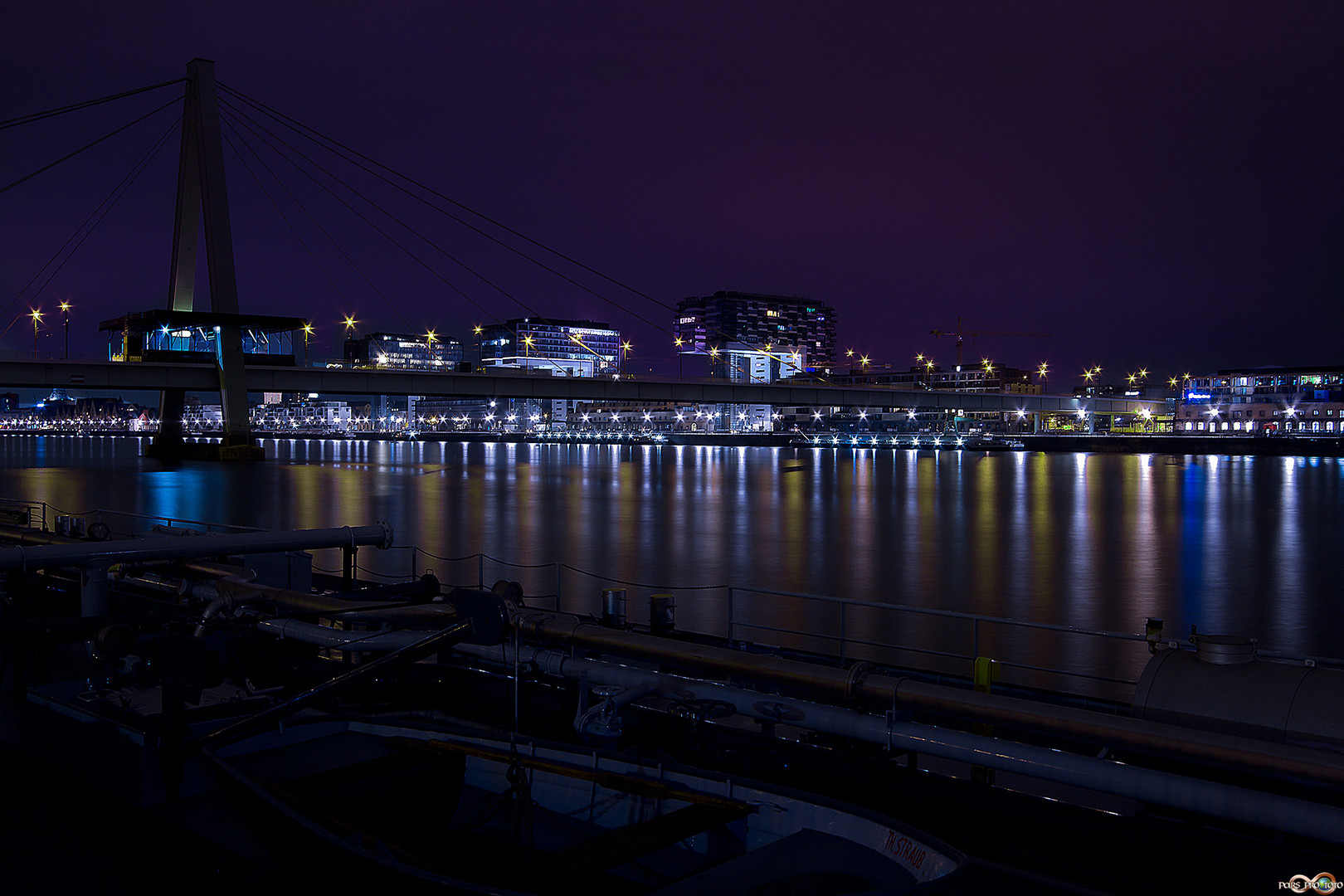 Sverinsbrücke und Kranhäuser bei Nacht