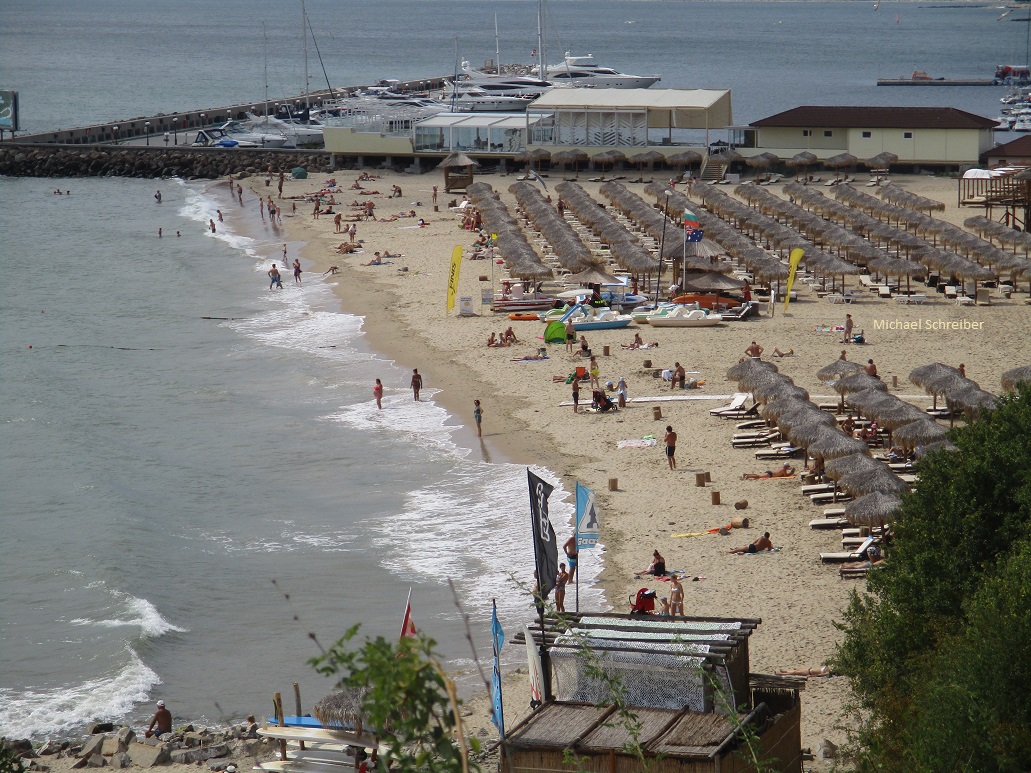 Sveti Vlas Beach und Marina im Hintergrund 