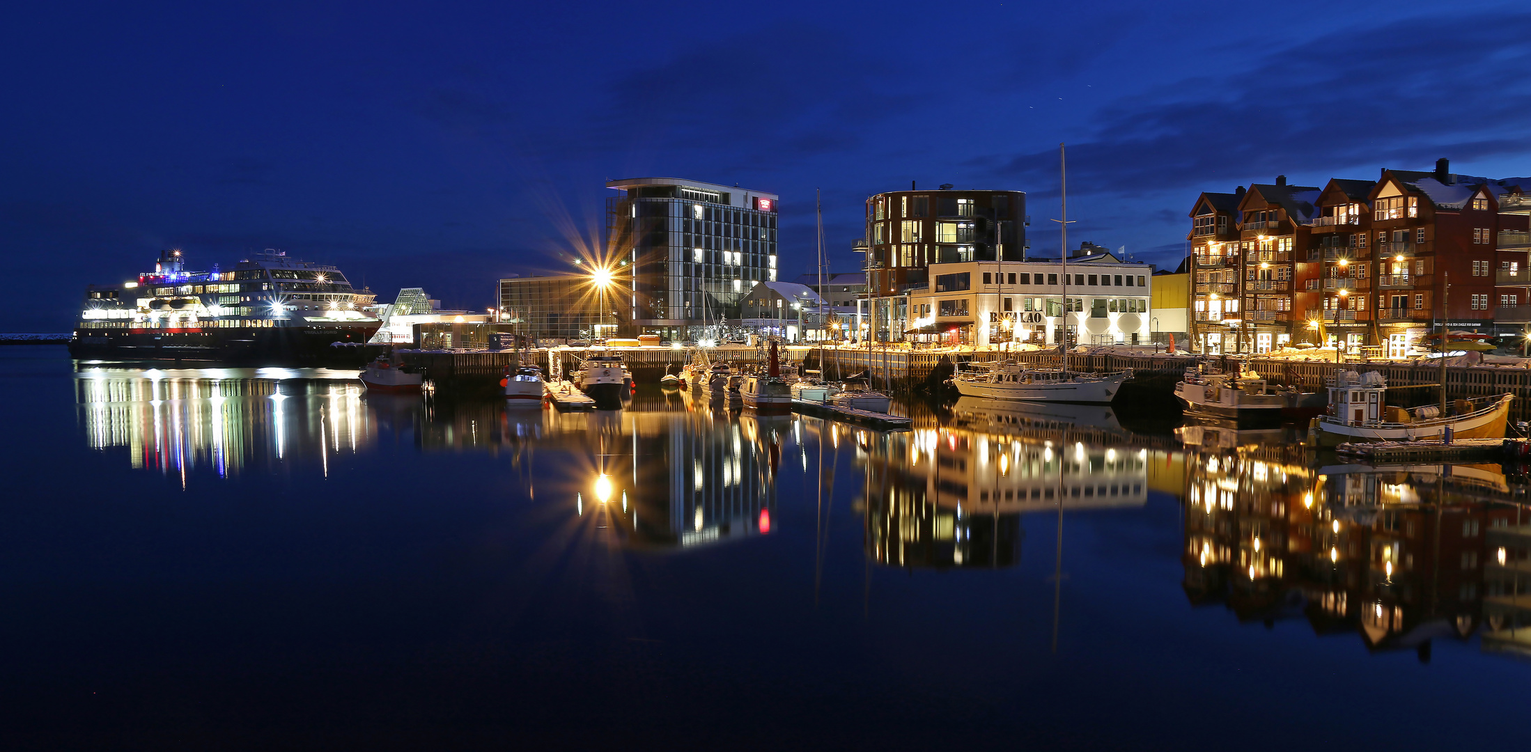 Svolvaer bei Nacht mit der MS Trollfjord