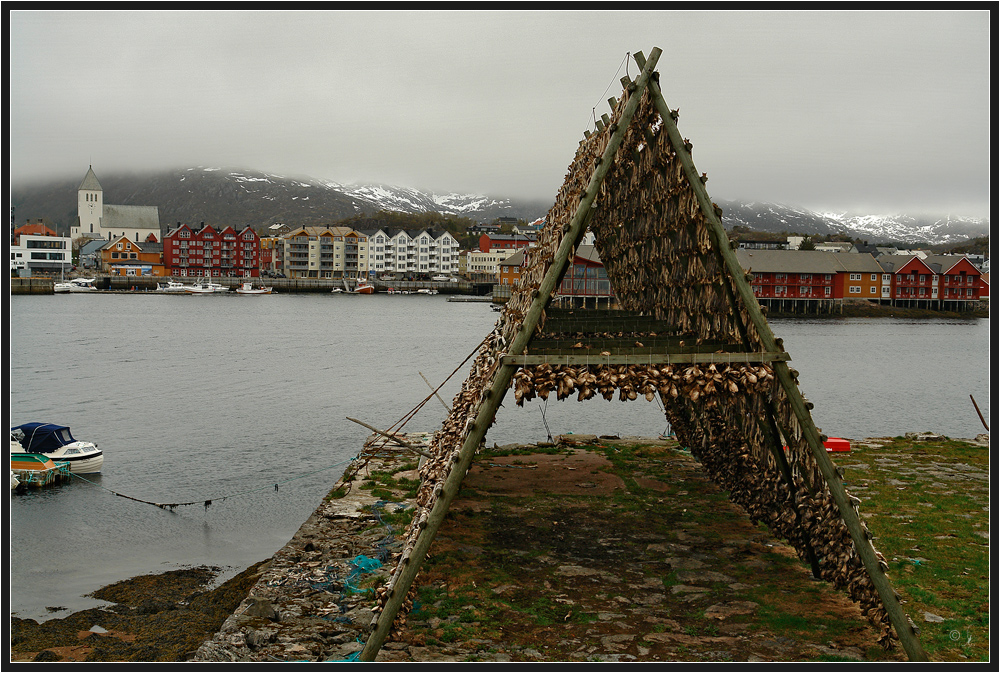 Svolvaer unter einer grauen Decke