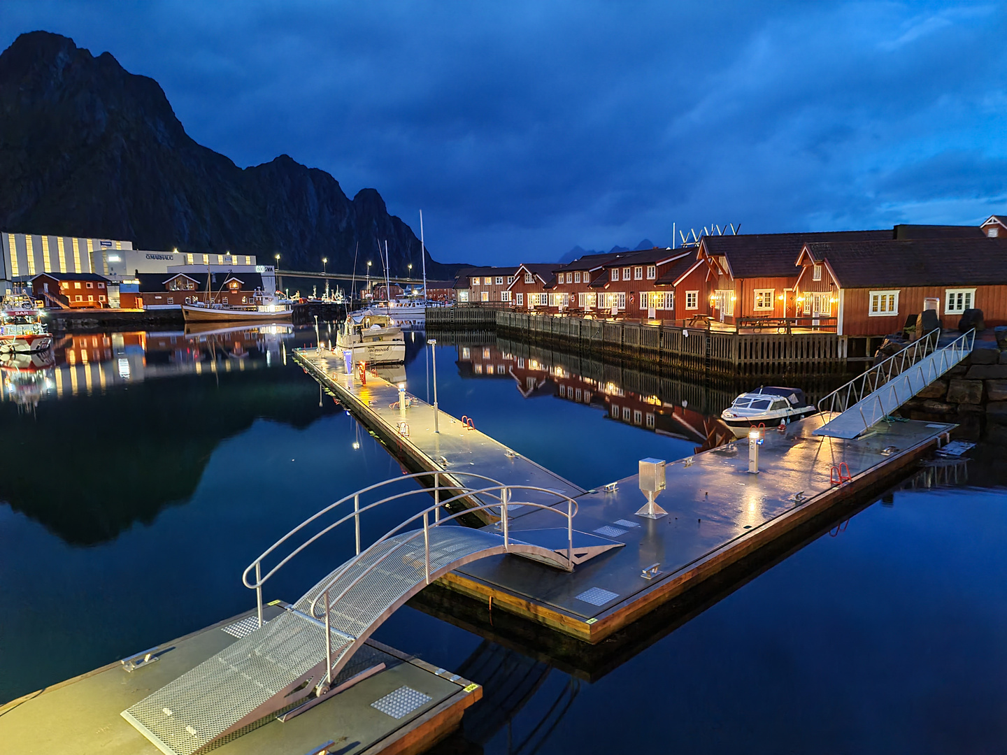 Svolvær-Rorbu bei Nacht