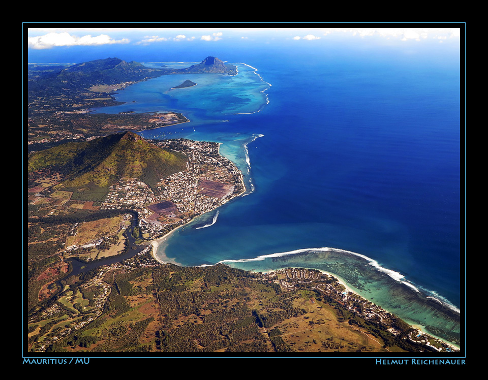 SW-Coast with Le Morne Peninsula and Ile aux Bénitiers, Mauritius / MU