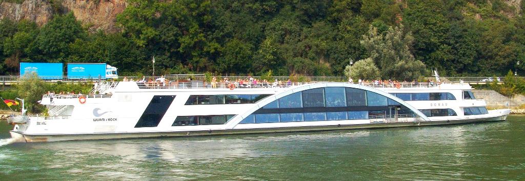 Swarovski Kristallschiff an der Donau in Passau