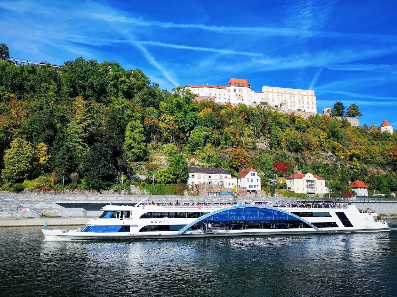 Swarowski-Schiff auf der Donau unterhalb der Veste Oberhaus