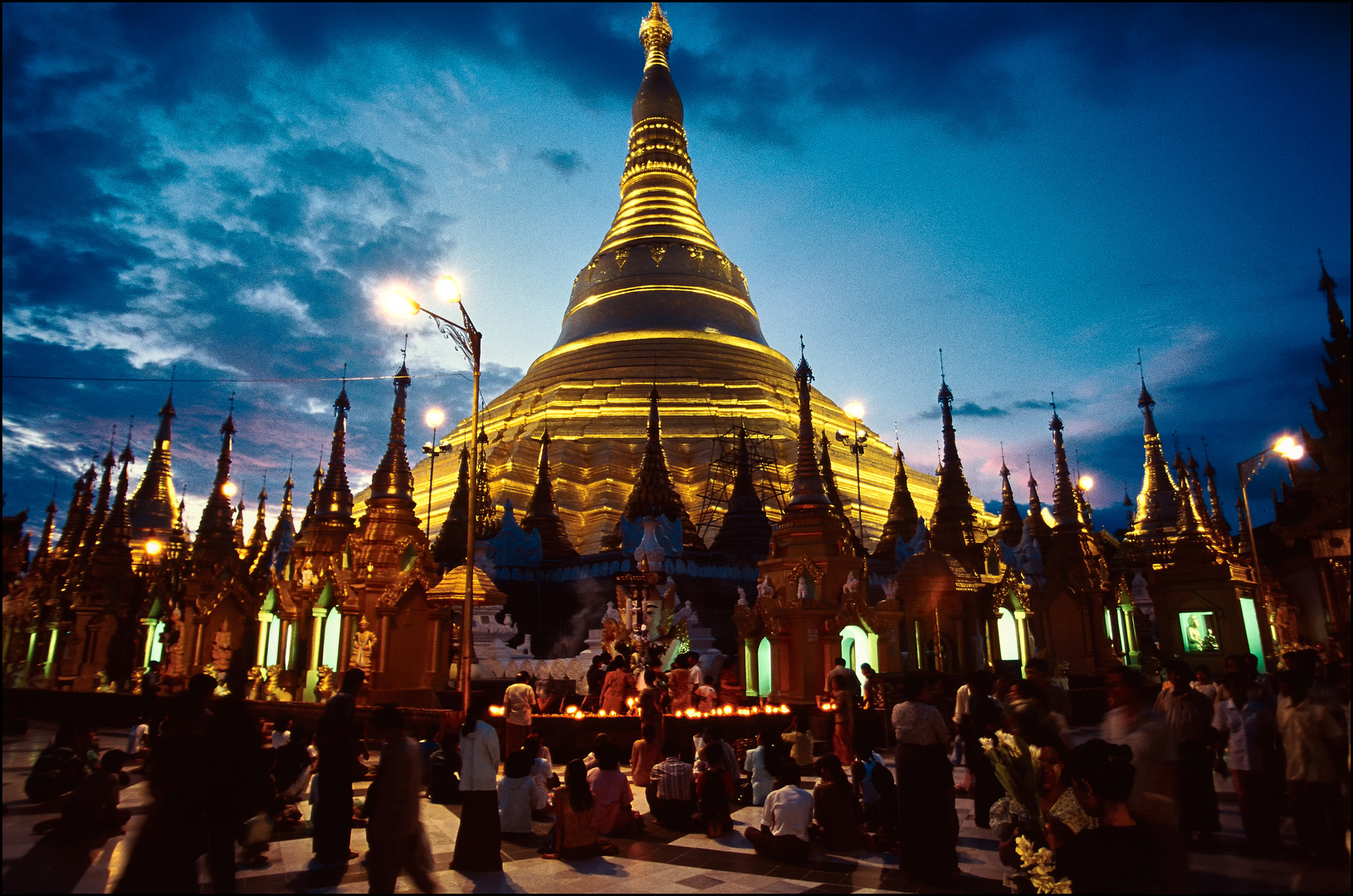 Swedagon Paya abends. Yangon, Myanmar