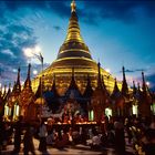 Swedagon Paya abends. Yangon, Myanmar