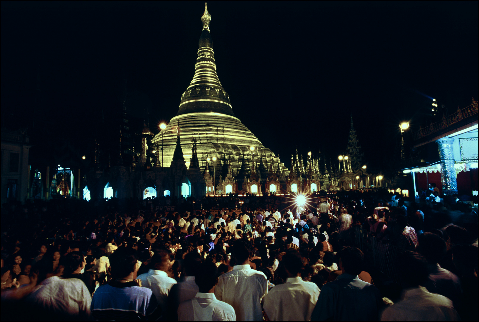 Swedagon Paya, nachts. Yangon, Myanmar