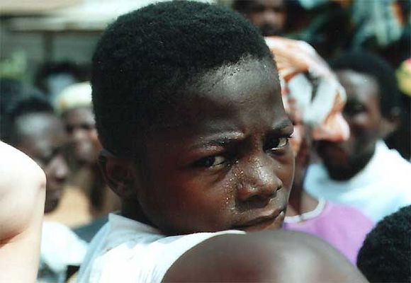 sweet, sweet, sweet ... Verkäuferin an einer Trotro-Station.