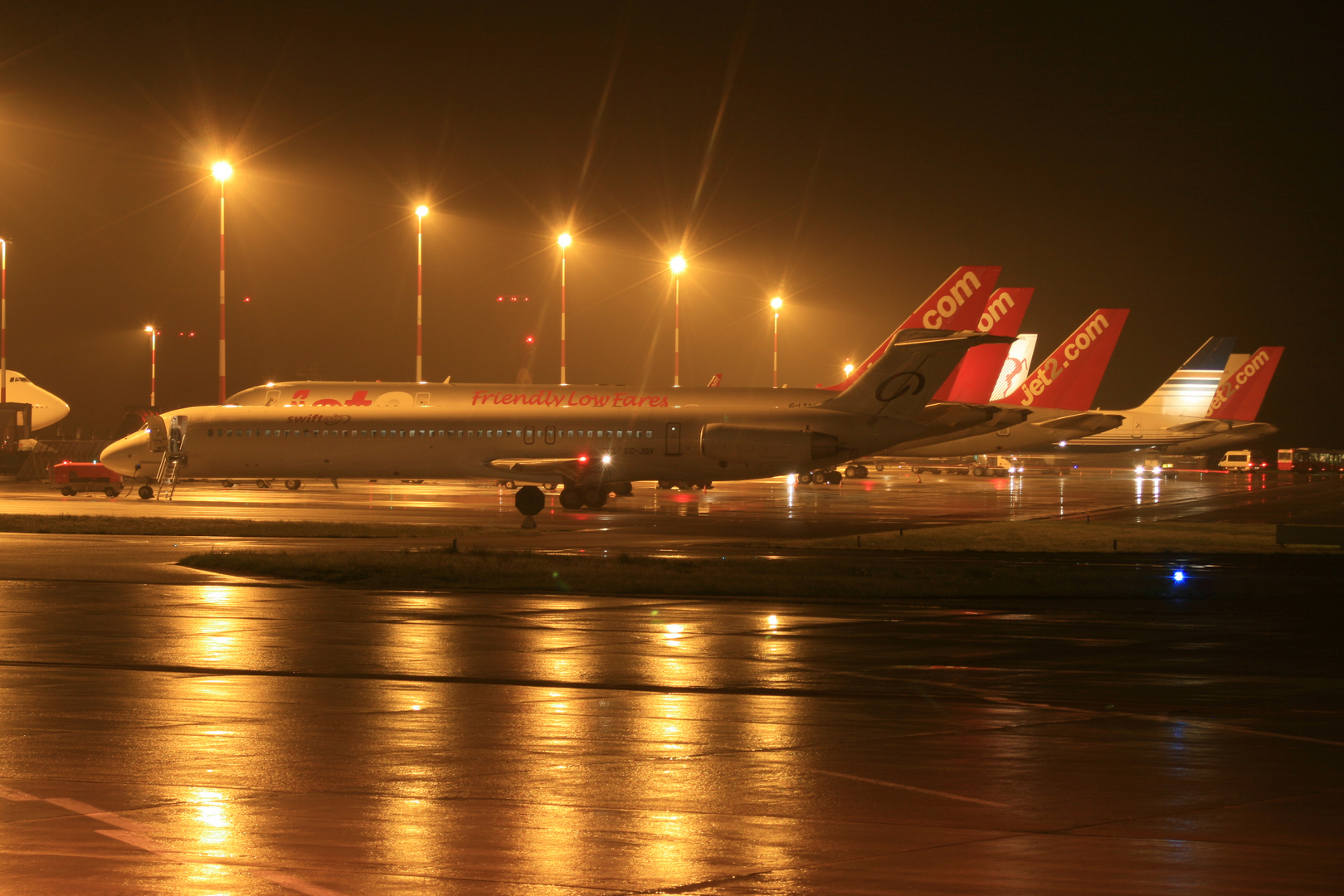 Swiftair MD83 in HAM/EDDH (Hamburg Fuhlsbüttel) während des Europa League Finales