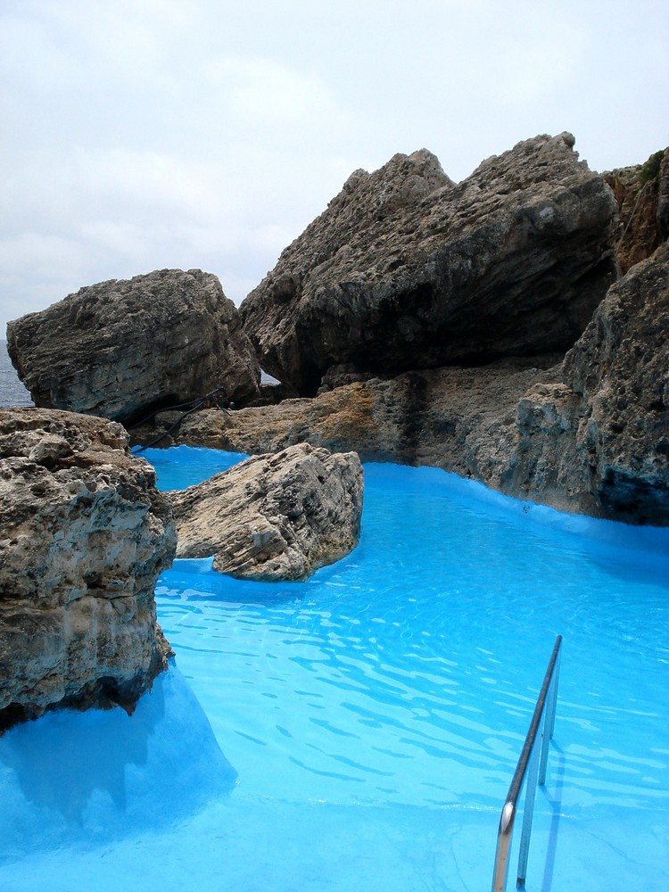 Swimming Pool in den Felsen^^