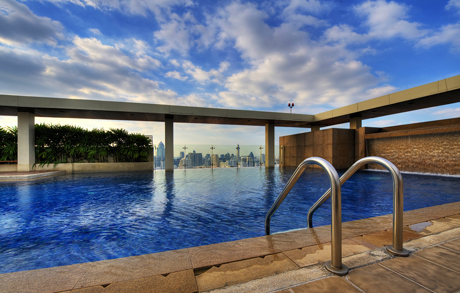 swimming pool mit skyline