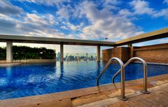 swimming pool mit skyline