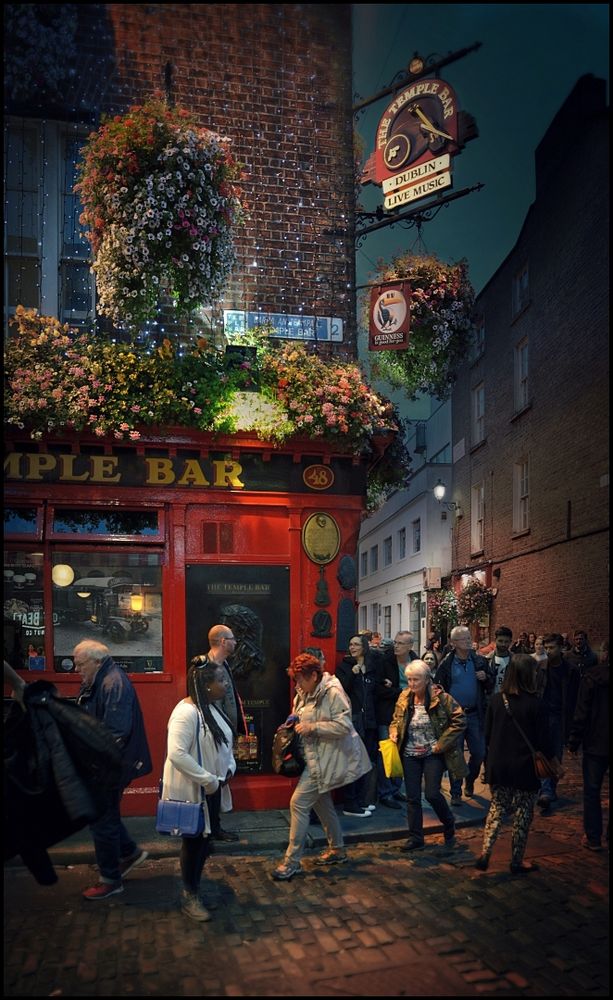 swinging Temple Bar