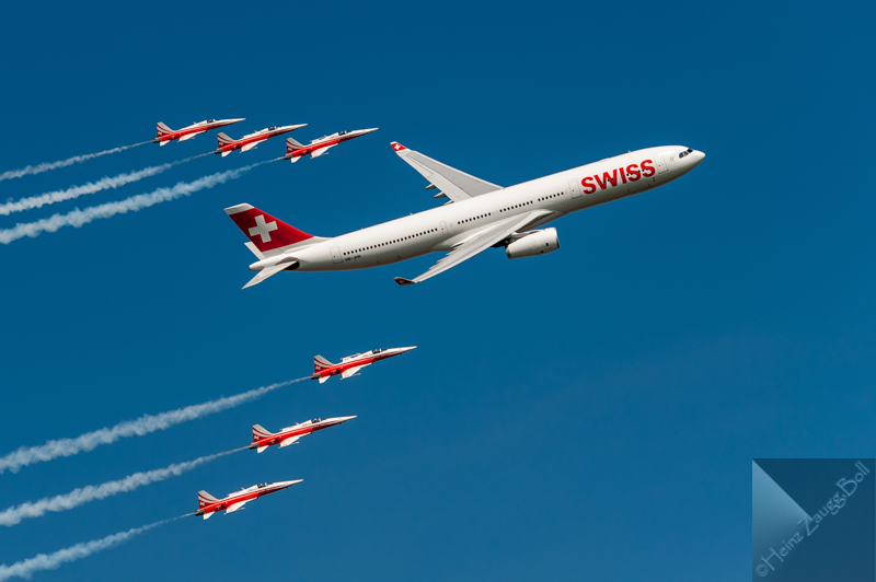 Swiss A-330 in begleitung der Patrouille Suisse