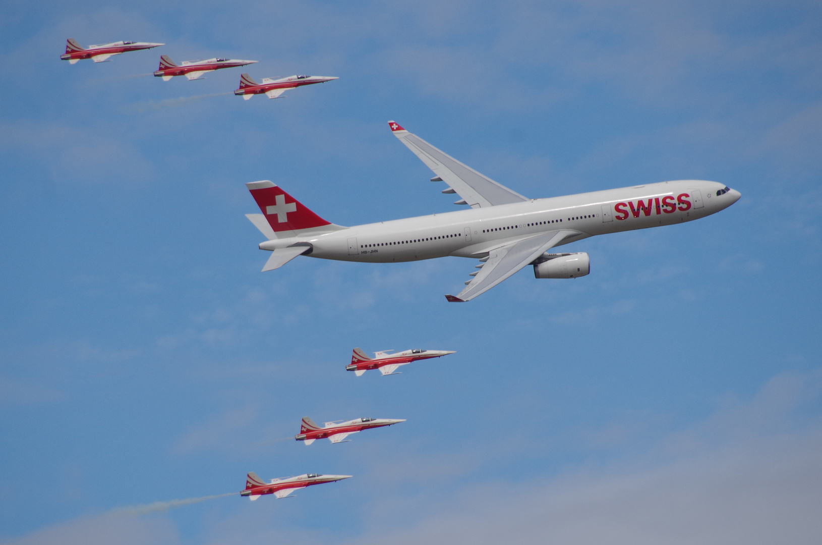 Swiss A330-300 mit "Begleitschutz"