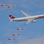 Swiss A330-300 mit "Begleitschutz"