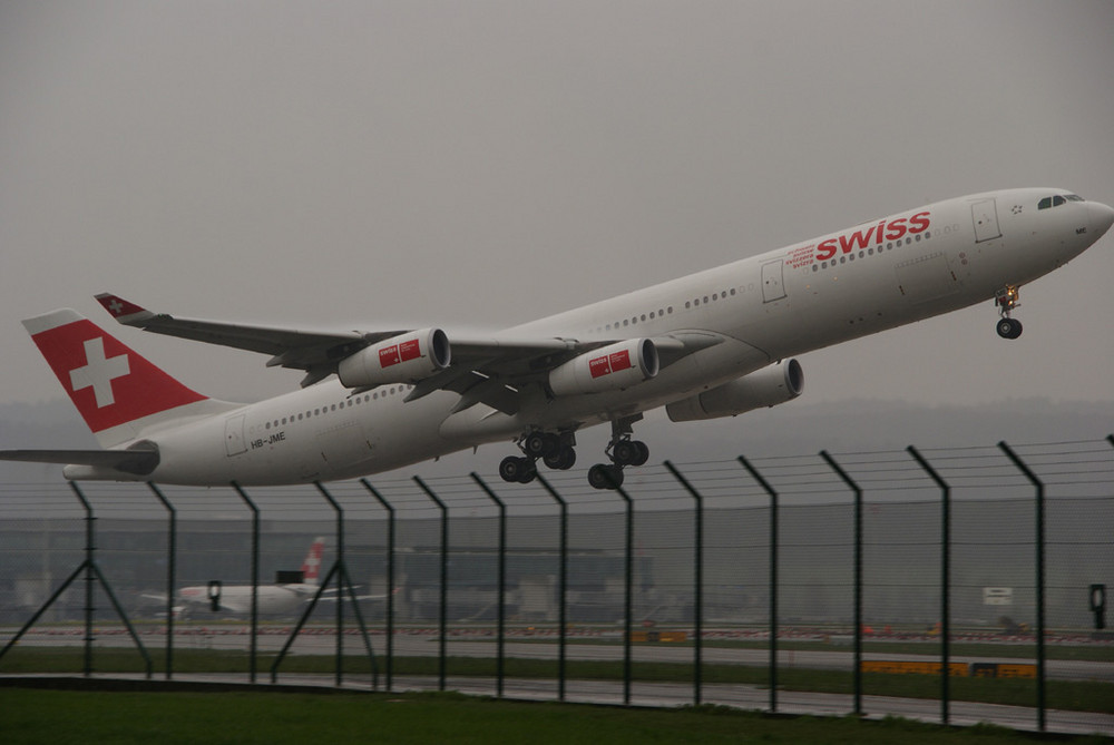 Swiss A340-300X beim Start