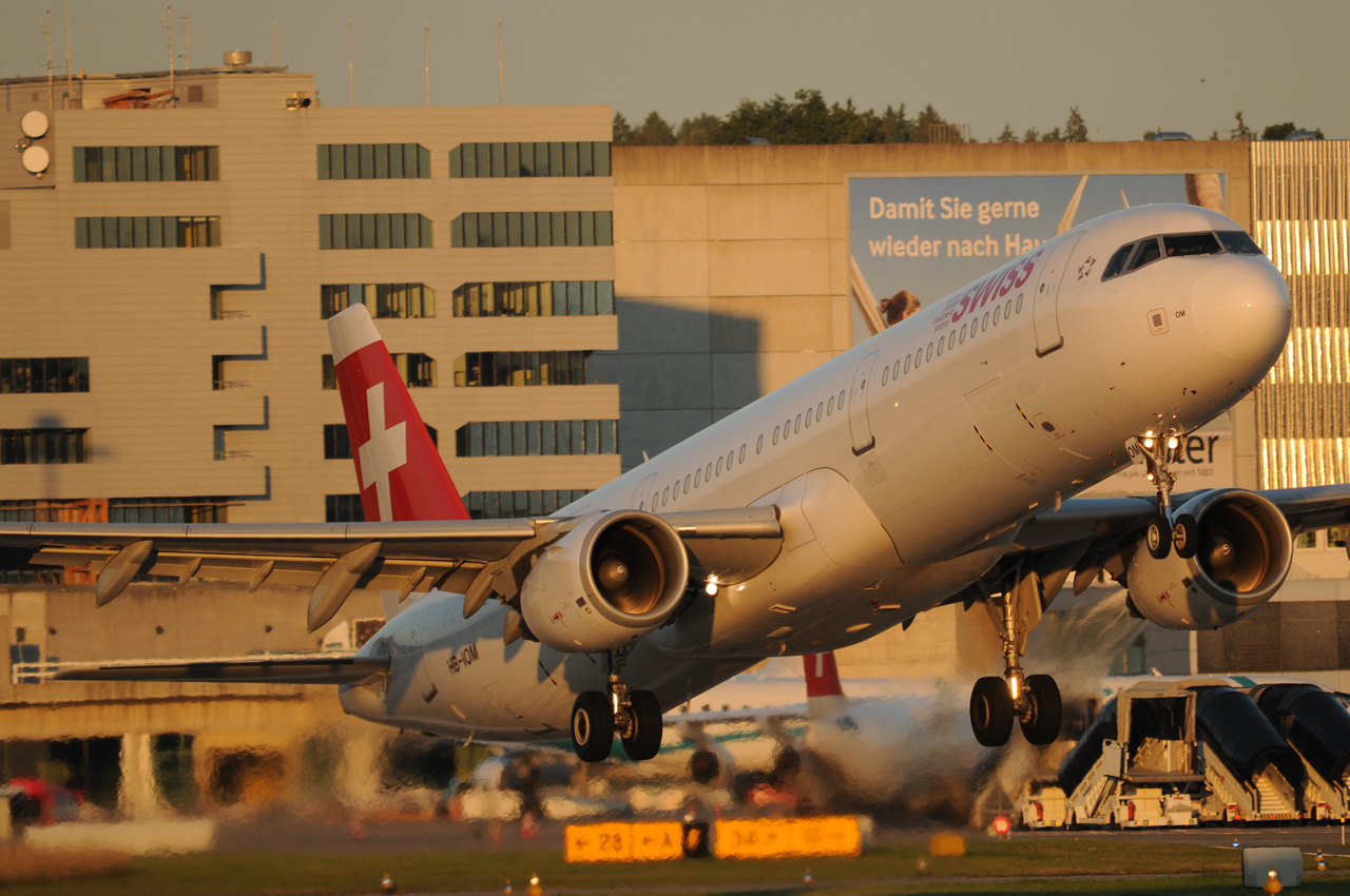 Swiss Airbus A-321 HB-IOM
