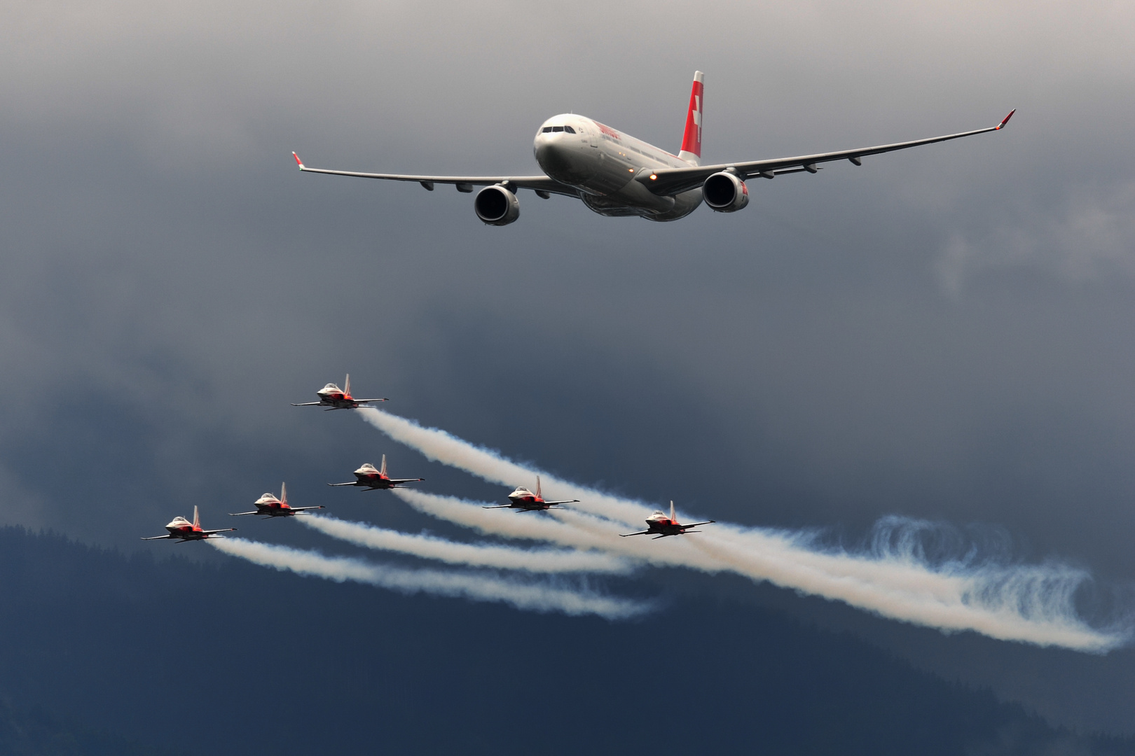 Swiss Airbus A330-300 meets Patrouille Suisse
