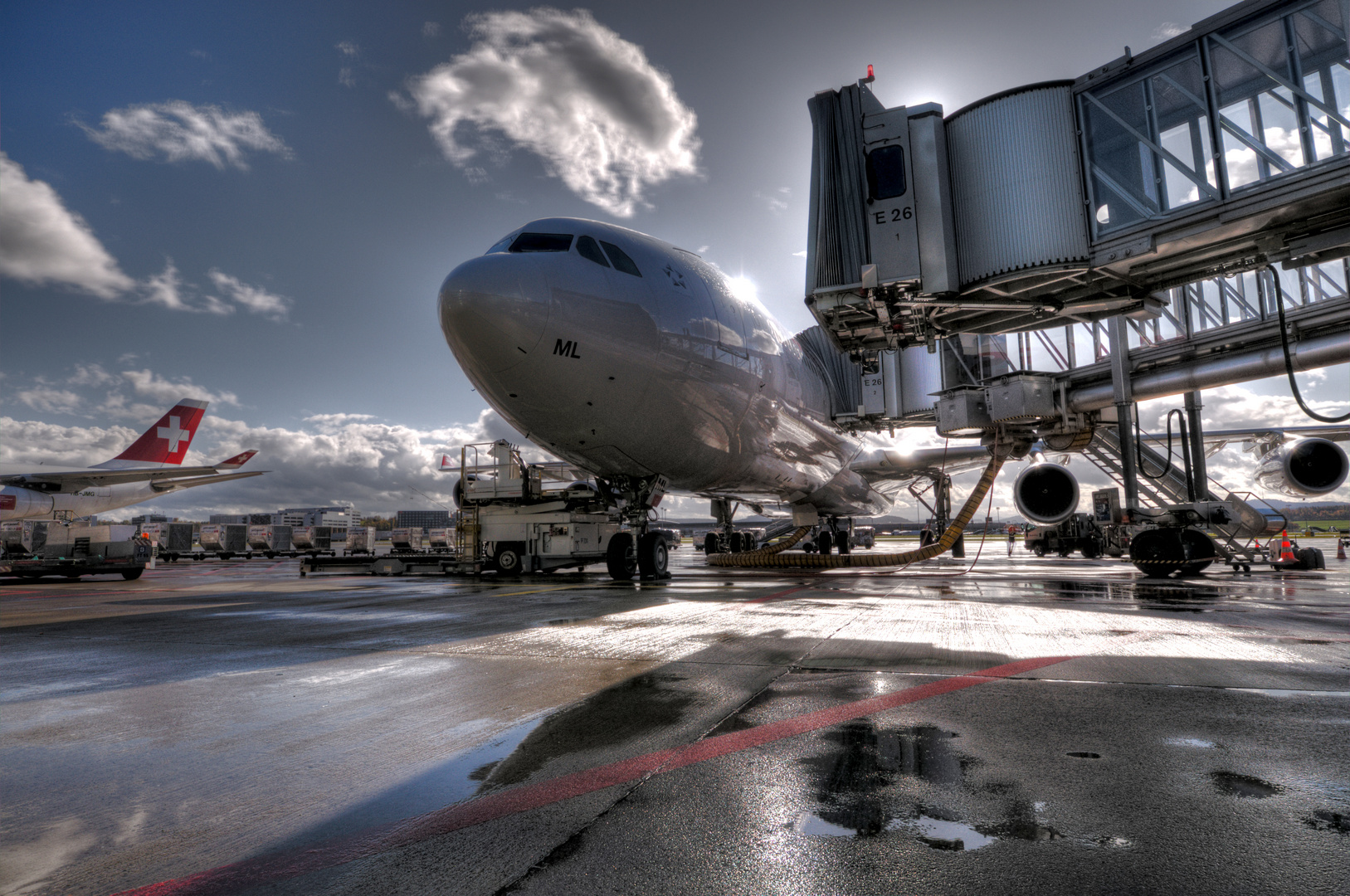 Swiss Flugzeug (A340) angedockt Flughafen ZRH