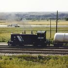 Switcher EMD SW1500 MRL#15 schiebt Tankwagen in Richtung des Yards in Laurel, MO