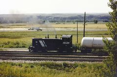 Switcher EMD SW1500 MRL#15 schiebt Tankwagen in Richtung des Yards in Laurel, MO