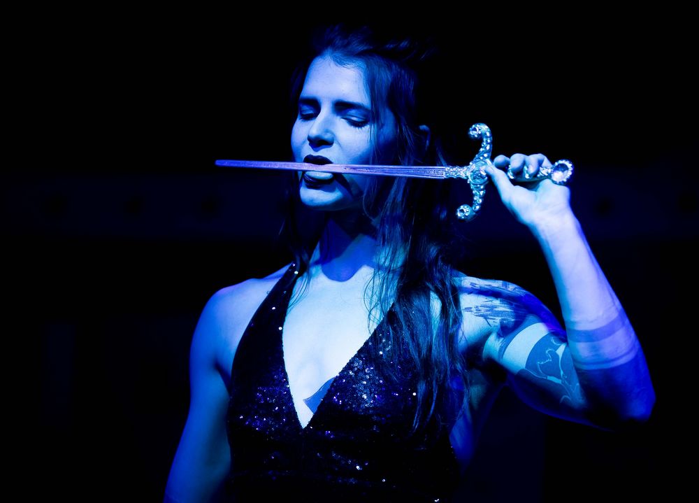 Sword.Swallower. Foto & Bild tiere.und.menschen., circus, zirkus