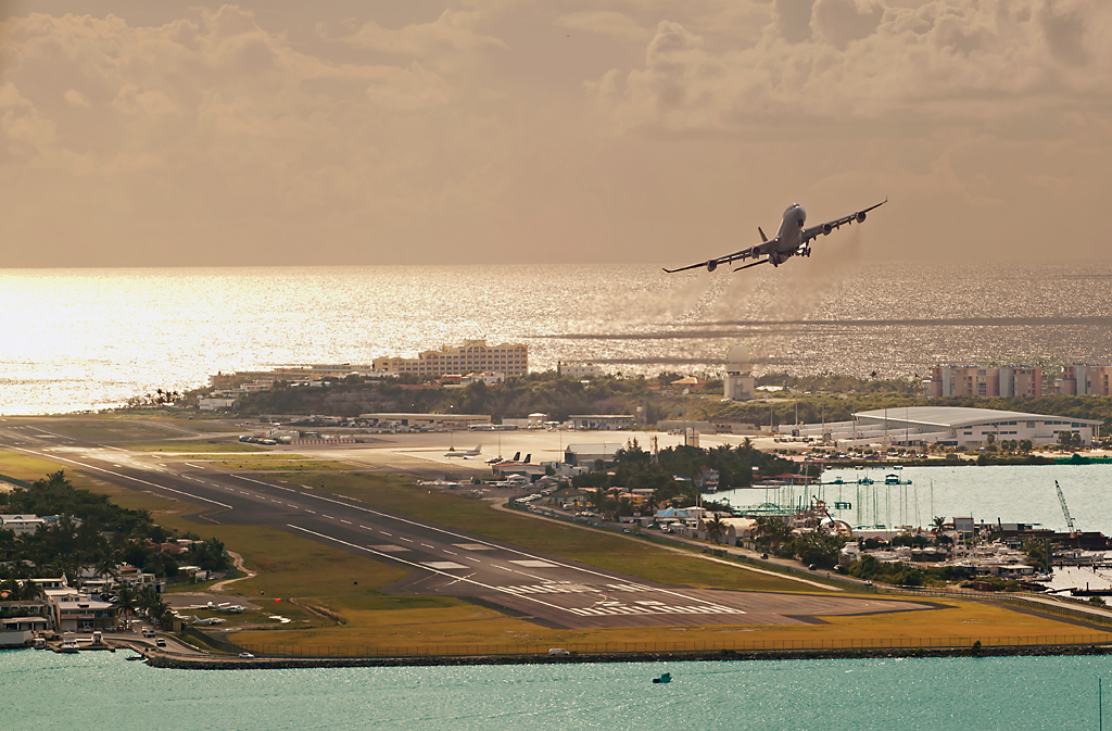 SXM Airport im Sonnenuntergang