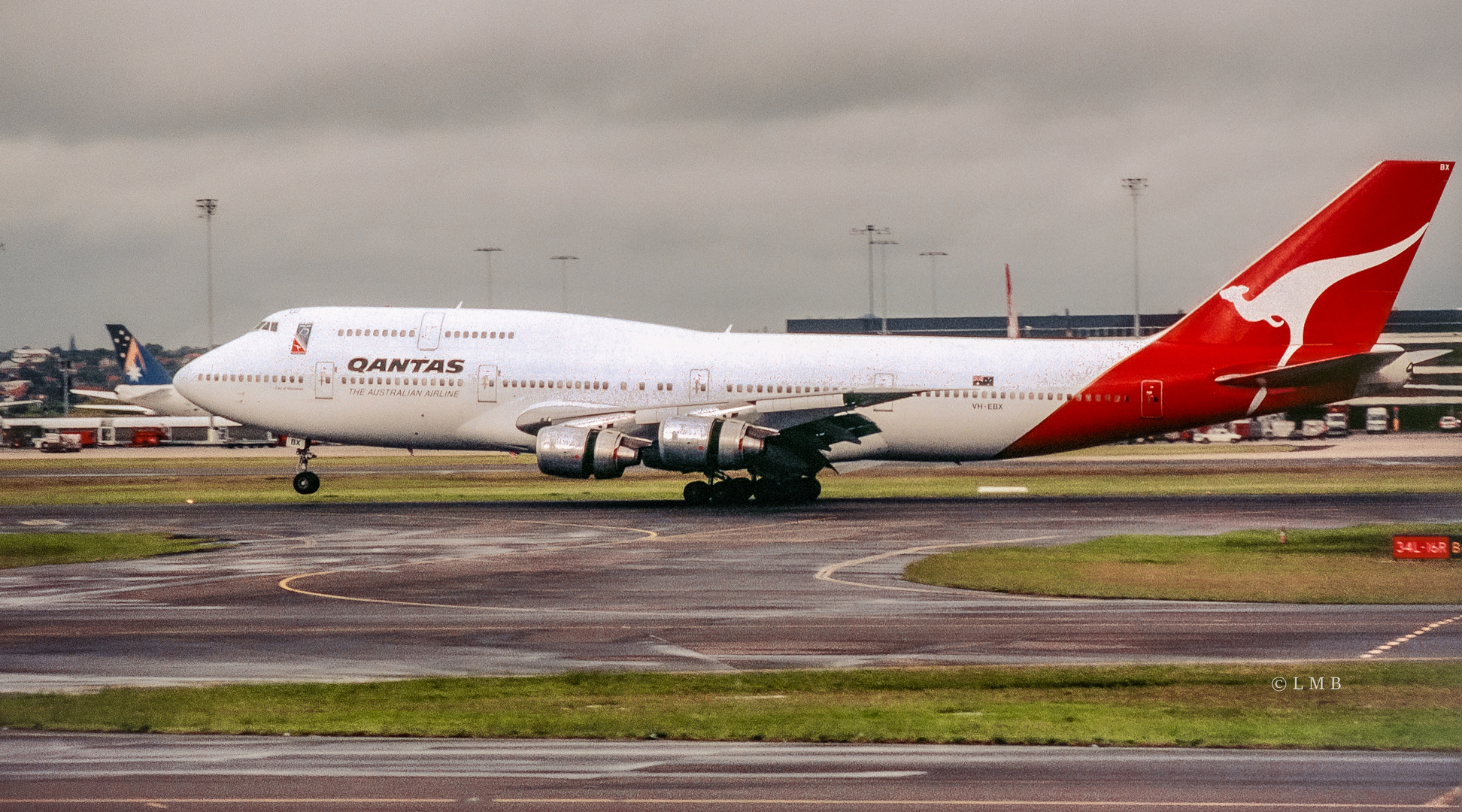 SYD QF 747-300 landing