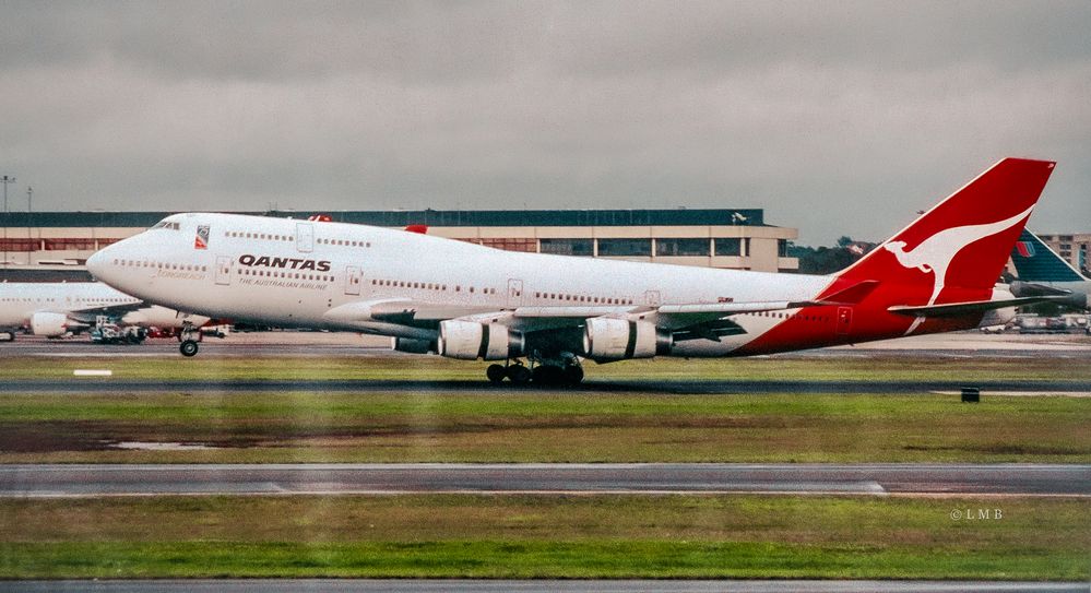 SYD QF 747-400 landing