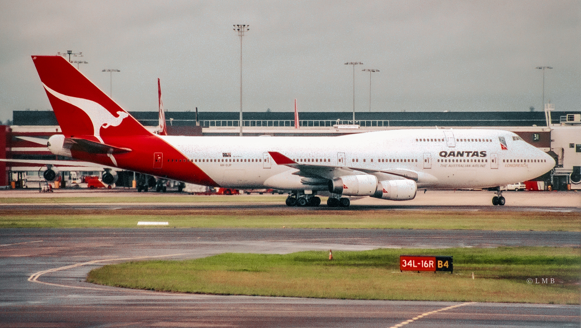 SYD QF 747-400 taxiing