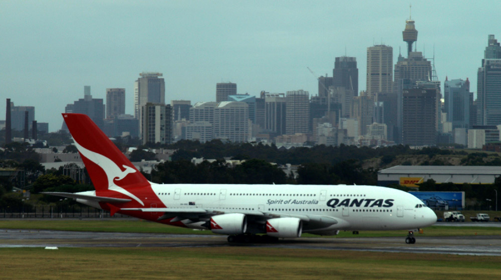 Sydney: A380 der Qantas vor der Skyline